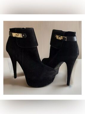 Anne Michelle Black Suede Platform Ankle Booties Gold Turn Lock Heel 8